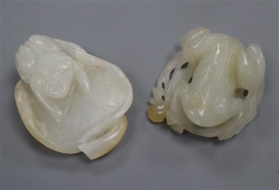 Two Chinese jade frog carvings 5cm